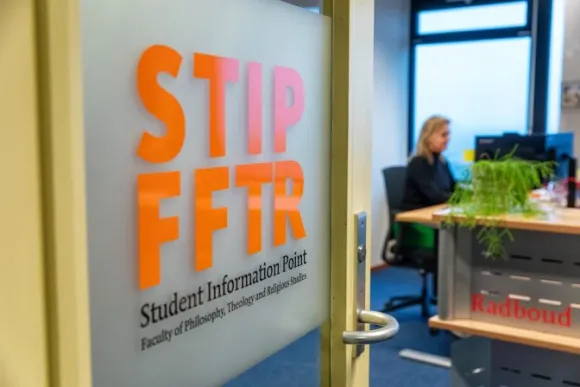 Balie van het Studenten Informatiepunt (STIP) van de Faculteit der Filosofie, Theologie en Religiewetenschappen