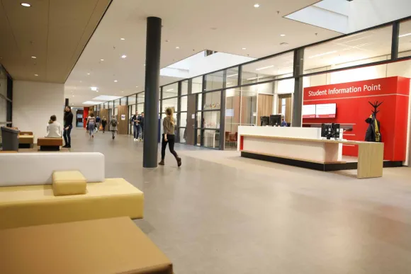 Balie van het Studenten Informatiepunt (STIP) van de Faculteit der Managementwetenschappen