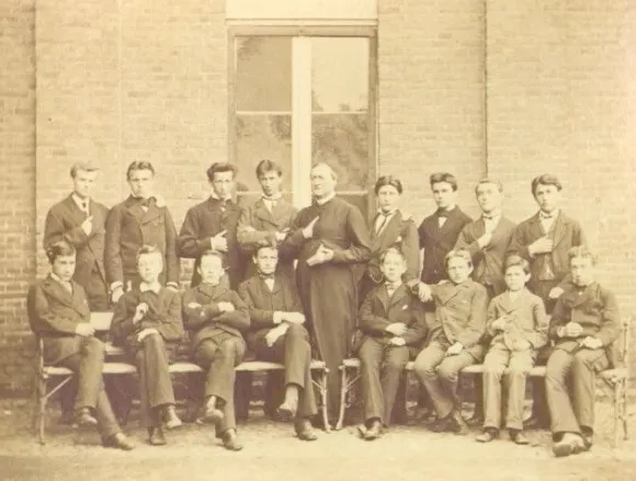 Foto: Klassenfoto, Bisschoppelijk College te Roermond, negentiende eeuw. (Gemeentearchief Roermond)