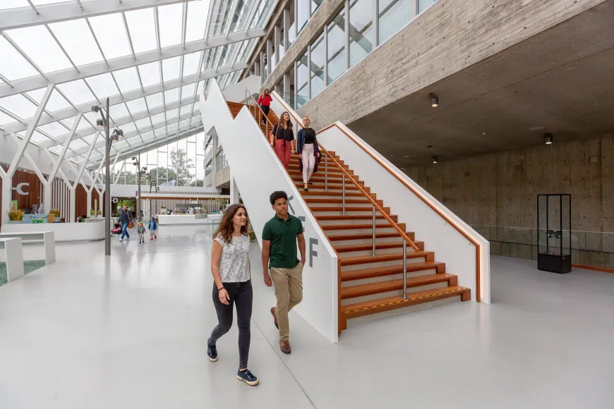 Iemand loopt mee met een student op camous van de Radboud Universiteit