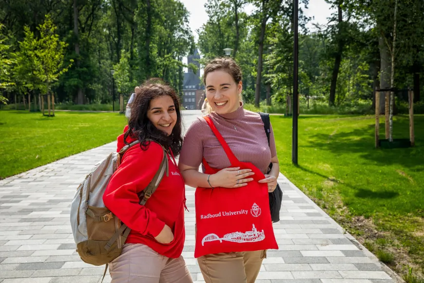 Twee studenten op de groene campus van de Radboud Universiteit