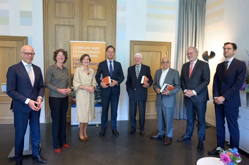 Presentatie van het boek 'Grote idealen, kleine marges' aan minister-president Rutte op1 september 2022