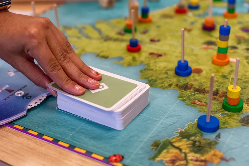 A knowledge card is selected in the boardgame