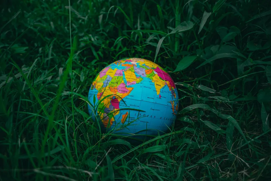 Een kleurrijke wereldbol in een grasveld