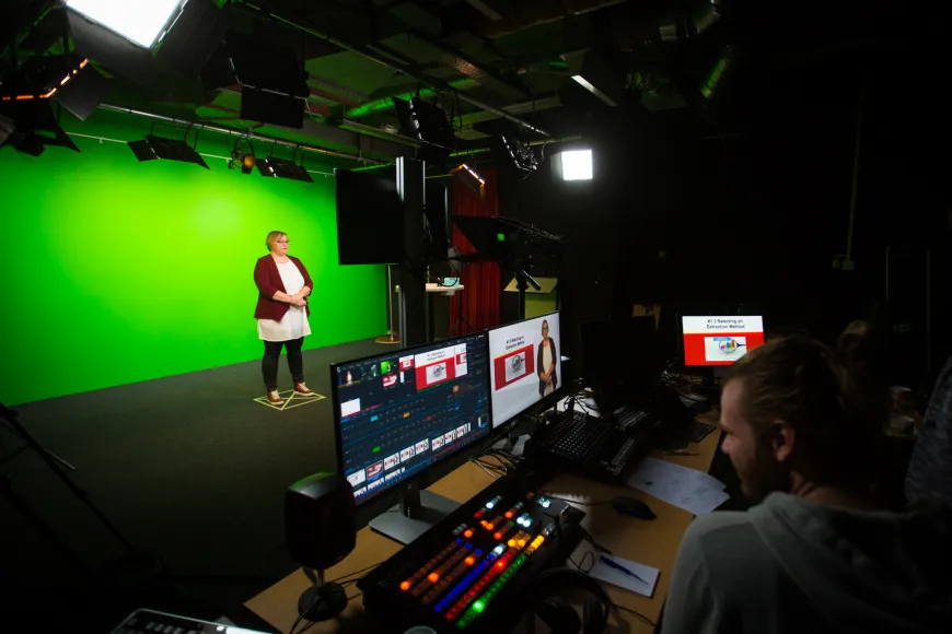 Vrouw in studio voor green screen