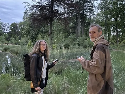 Vita Hommersen en Eric Jansen bij vijver Berchmanianum