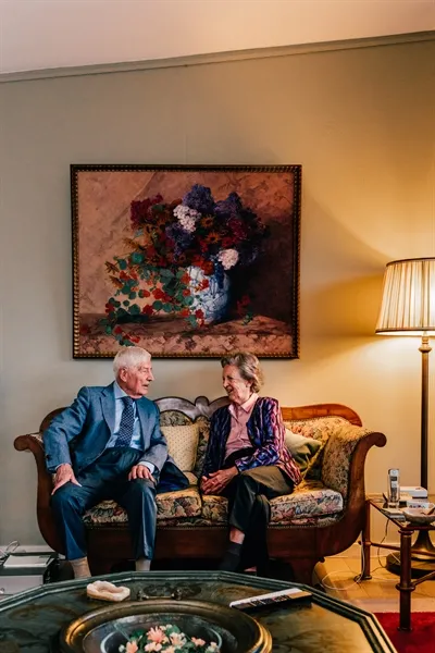Dries van Agt met zijn vrouw in de woonkamer