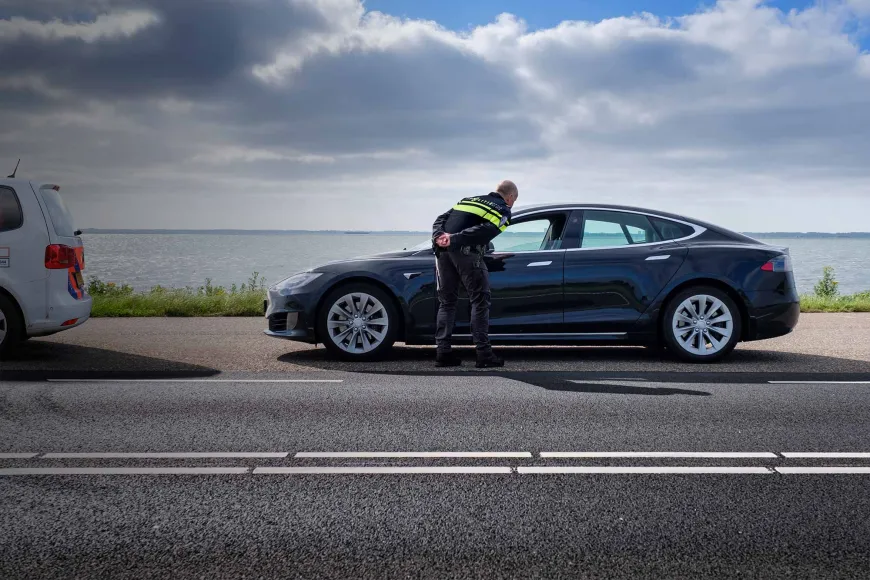 Foto politieman bij zelfrijdende auto