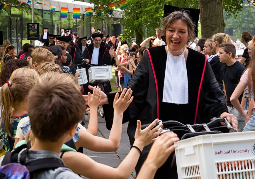 Foto Radboud laureaten op de fiets