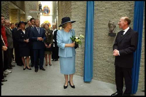 Opening of the Centre for Cognitive Neuroimaging (2002). Her Majesty Queen Beatrix unveils a bronze bust of Franciscus Cornelius Donders, the namesake of the Donders Institute. 