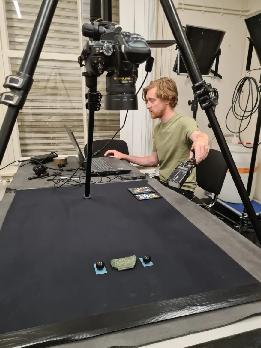 Preparations for making the RTI model of an early Roman cast bar by Tijm Lanjouw (4D Research Lab)