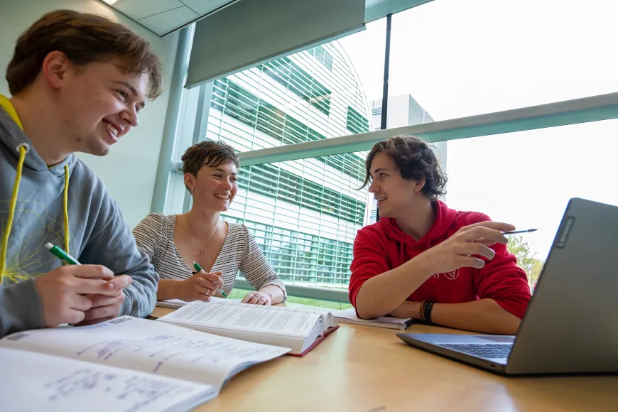 Natuurkunde studenten maken samen opdrachten