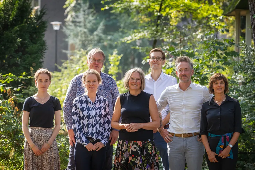 The Faculty board of the Faculty of Philosophy, Theology and Religious Studies. Seven people against the backdrop of a green campus.
