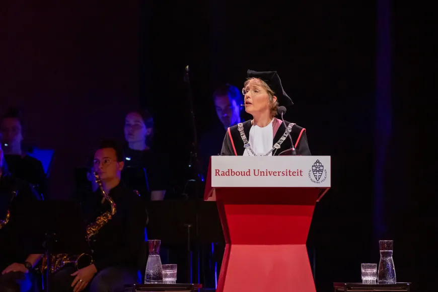 Rector José Sanders spreekt vanaf het podium in De Vereeniging