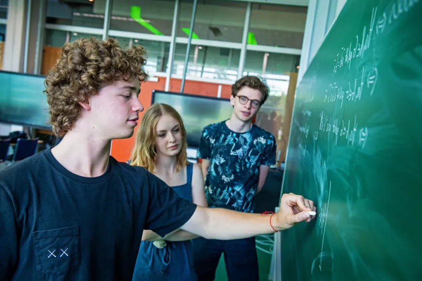Wiskunde studenten schrijven op bord