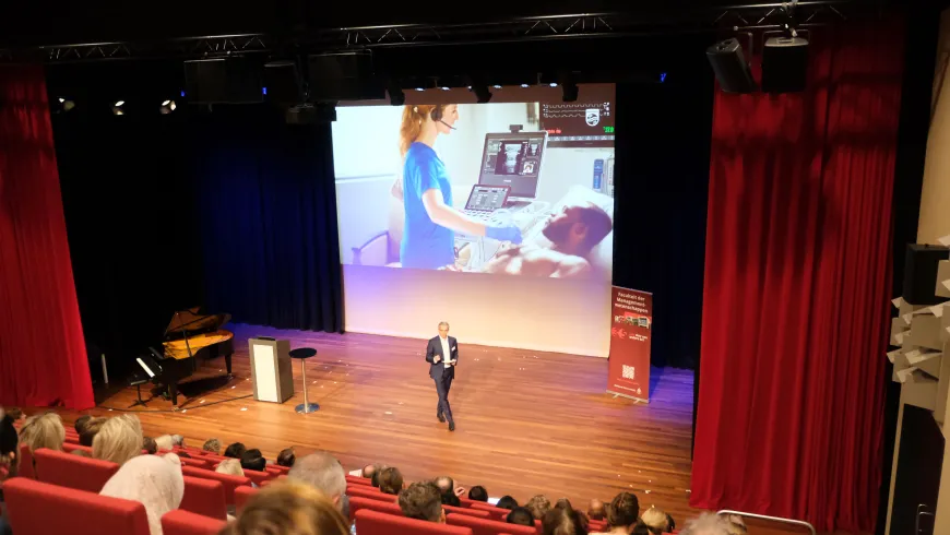 Roy Jakobs in theaterzaal C tijdens Symposium Managementwetenschappen