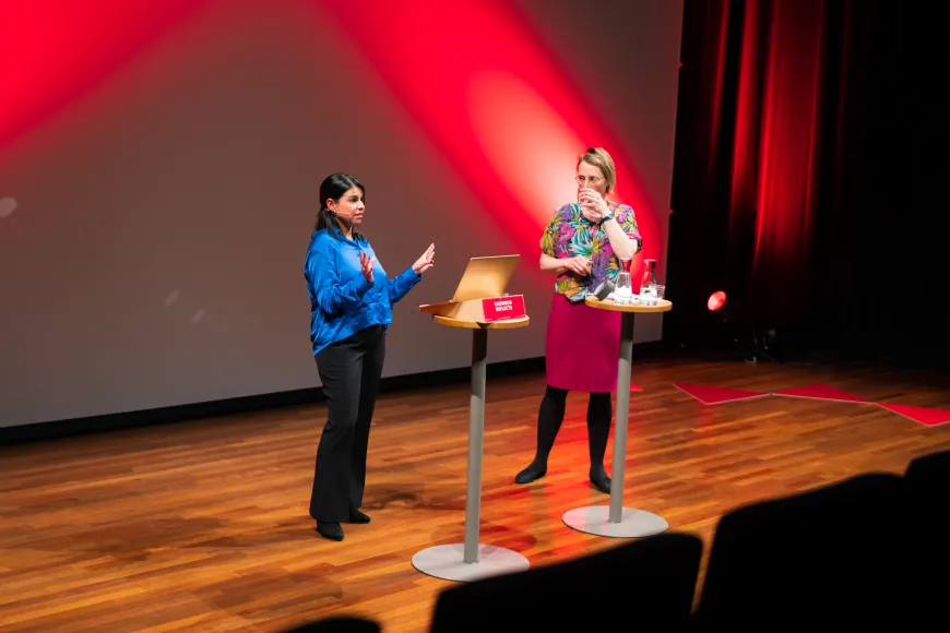 Viviana Buizert en Liesbeth Jansen - Foto Ramon Tjan