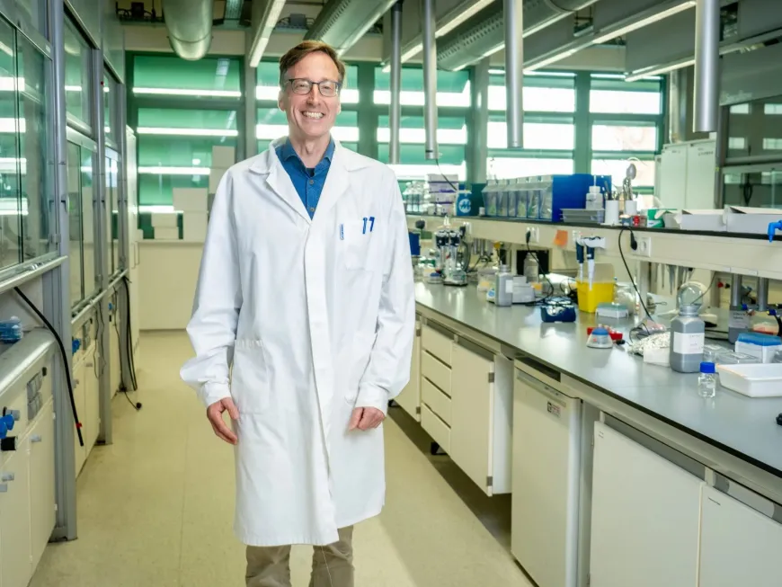 Wilhelm Huck in een labjas in een chemisch lab
