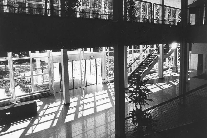 Zicht op de entree van de Aula van binnenuit, 1988