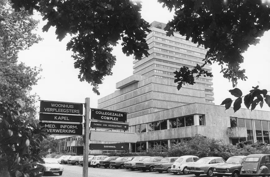 Exterior of the UB (since 1968) on the Erasmuslaan, with the Erasmus building in the background