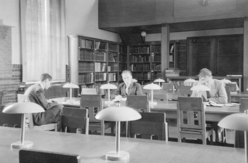 Students in the reading room of the University Library at Villa Stella Maris on Van Schaeck Mathonsingel.