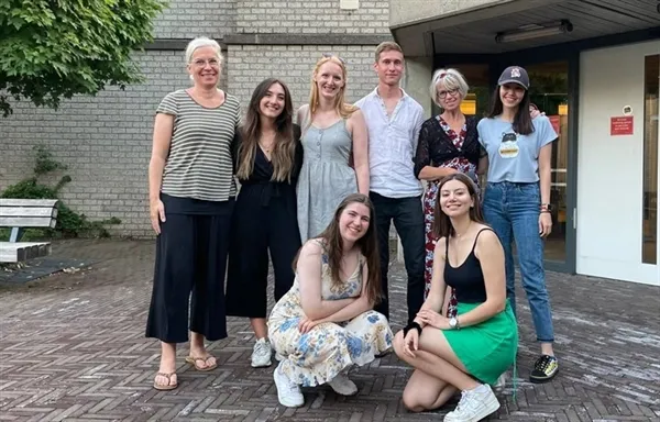 Photo Annemieke with a group of her students