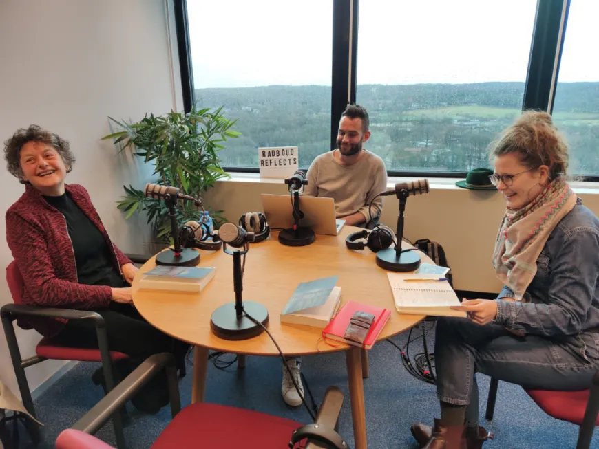Opvang in de regio: Geen oplossing voor de vluchtelingencrisis | Radboud Reflects Podcast met conflictonderzoeker Nora Stel, hoogleraar migratierecht Tineke Strik en Midden-Oostenexpert Willem Staes