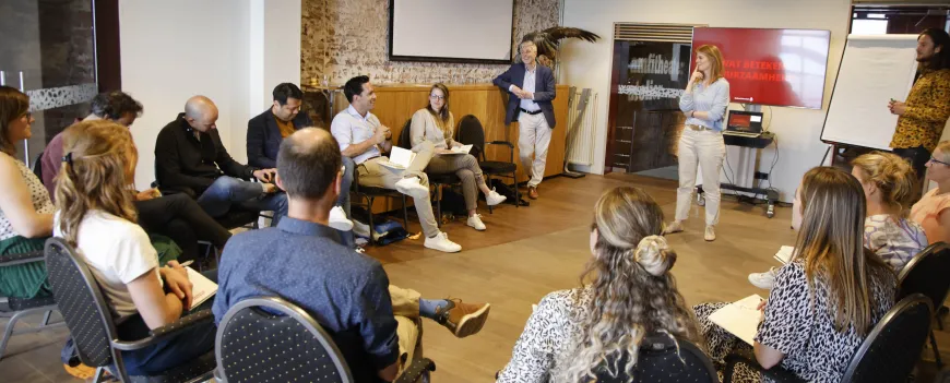 Docenten en cursisten tijdens cursus Young Leadership for Sustainability