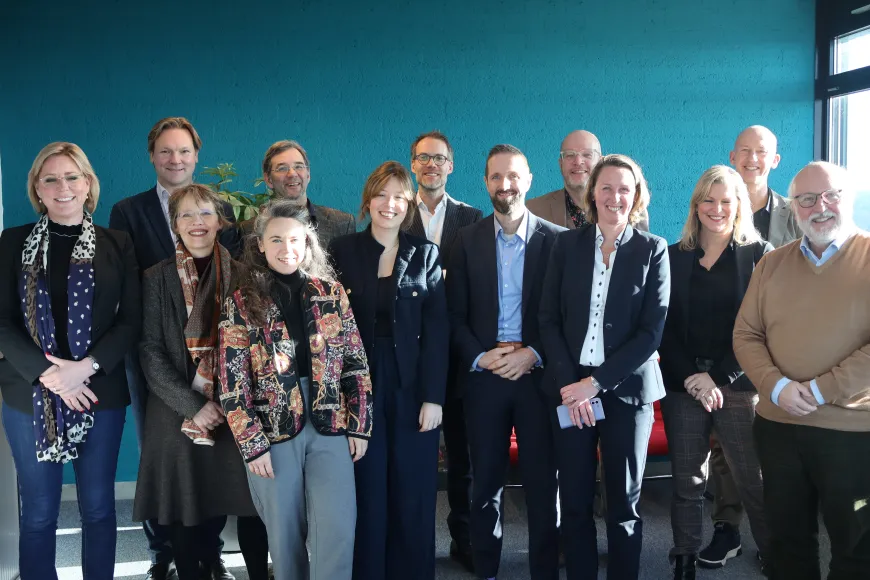 Delegatie op bezoek bij NOLAI (groepsfoto)