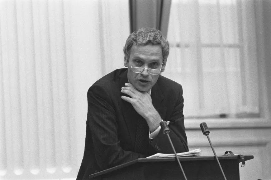 Minister van Buitenlandse Zaken Hans van den Broek bij een begrotingsdebat in 1986.
