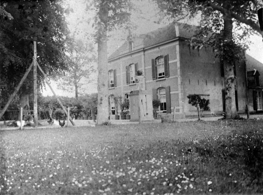 Een foto uit 1910 van het exterieur van het landhuis op het terrein Heyendael