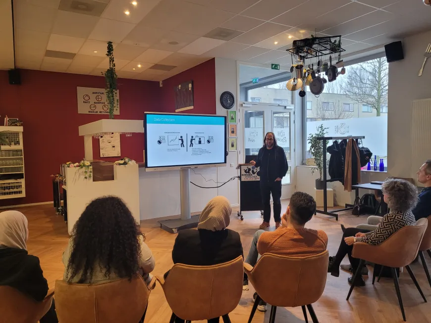 Universitair docent Serge Thill geeft een presentatie over zijn focusgebied bij NOLAI: technische AI