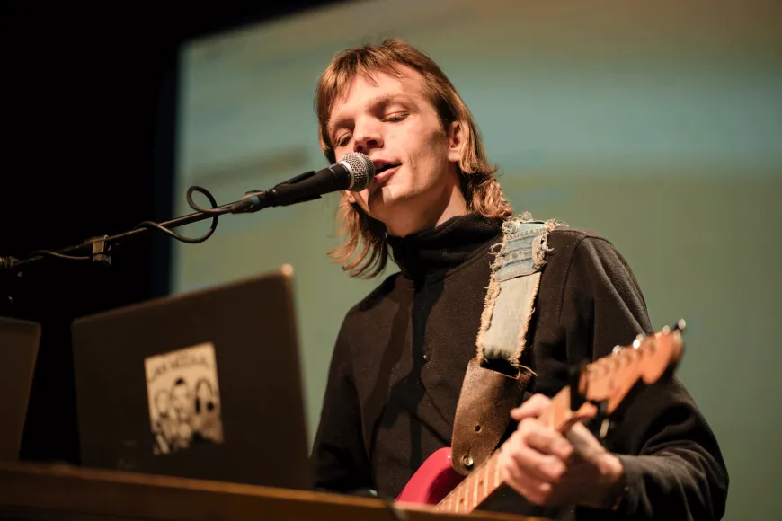 Jan Modaal treedt op tijdens een lezing van Radboud Reflects