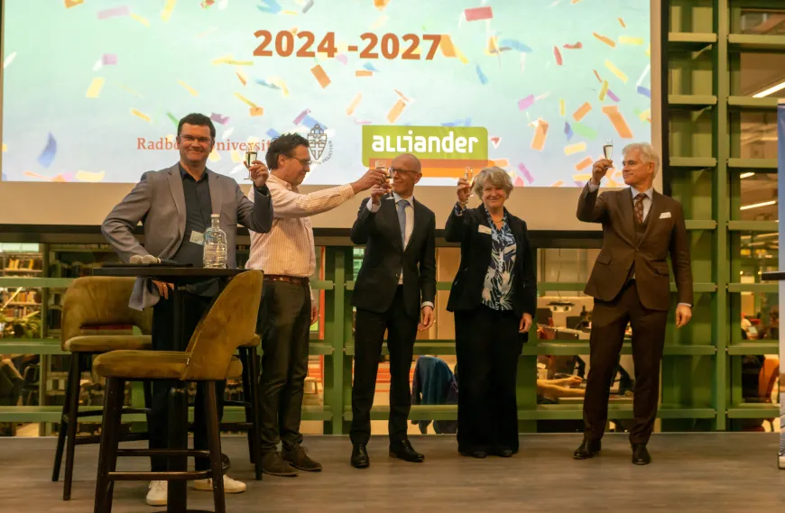 Radboud en Alliander heffen glas op verlenging samenwerking 2024-2027