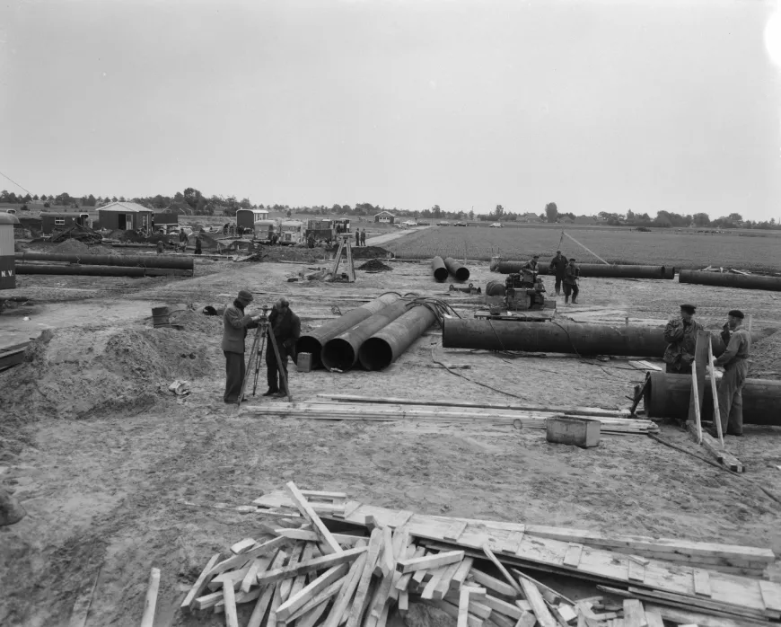Werkzaamheden van de Nederlandse Gas Unie rondom de gasbel te Slochteren in 1963. Bron: NA/Anefo