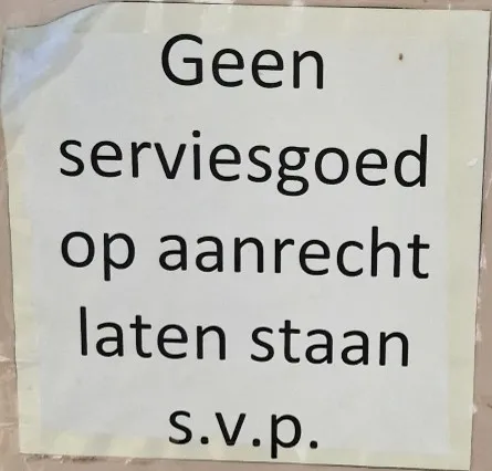 Briefje in de kantine: geen seriesgoed op aanrecht laten staan s.v.p.