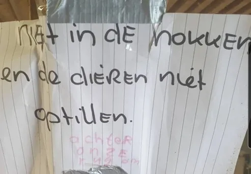 Briefje: niet in de hokken en de dieren niet optillen