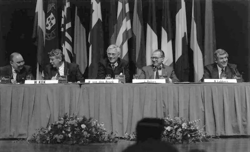 Persconferentie Eurotop Maastricht, 11 december 1991. Van links naar rechts: ?, minister van financiën Wim Kok, minister van buitenlandse zaken Hans van den Broek, Europese Commissievoorzitter Jacques Delors en premier Ruud Lubbers. Fotocollectie RHCL Maastricht