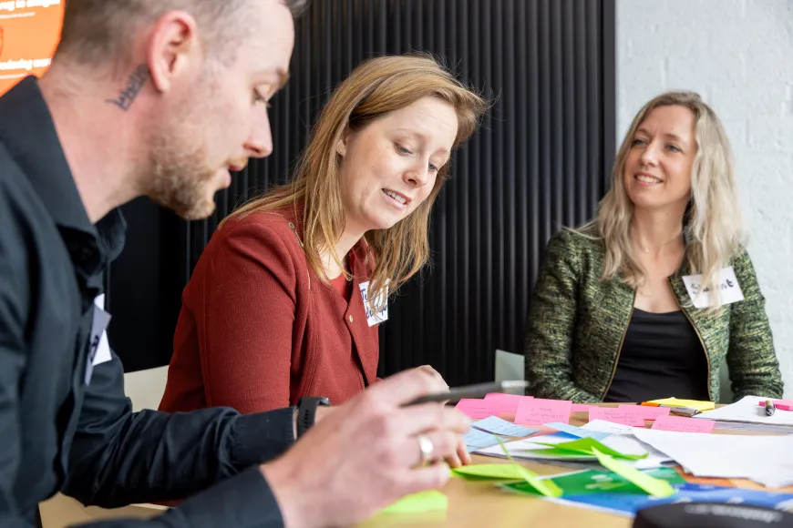 Universitair docent Marthe Stevens in gesprek met Teacher in Residence Kevin van der Pol, beide van het focusgebied Ethiek bij NOLAI