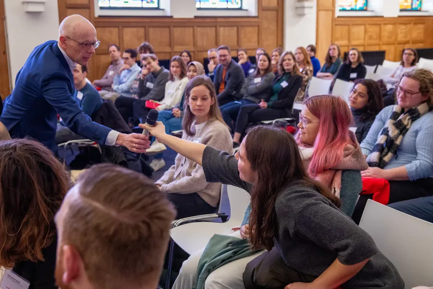 Deelnemers introductiebijeenkomst in gesprek met Daniel Wigboldus