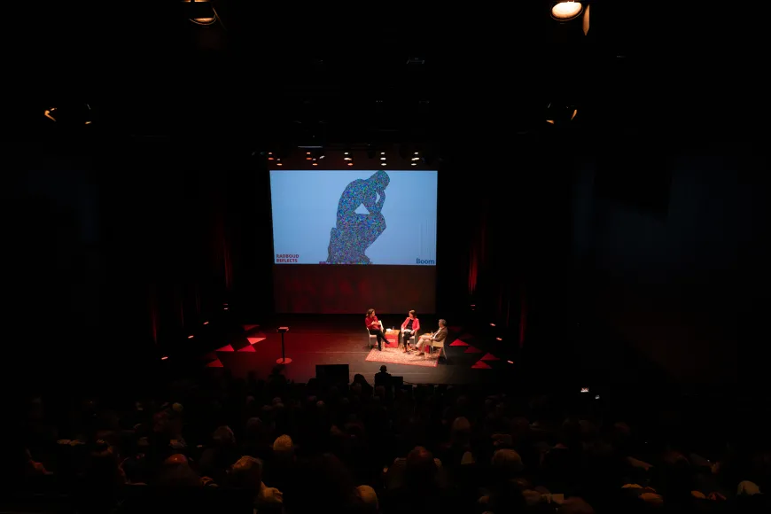Zaalfoto tijdens een lezing van Tinneke Beeckman bij Radboud Reflects