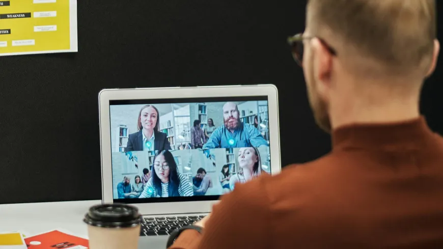 Man die een online presentatie geeft