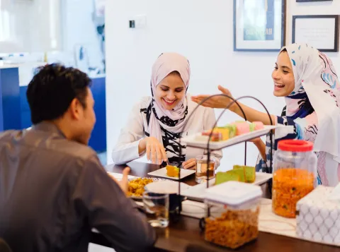 Moslima's nemen deel aan high tea