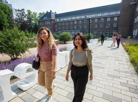 Twee studenten op de campus van de Radboud Universiteit