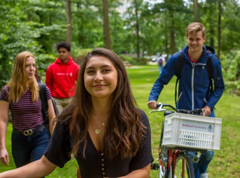Een groepje studenten op de groene campus van de Radboud Universiteit