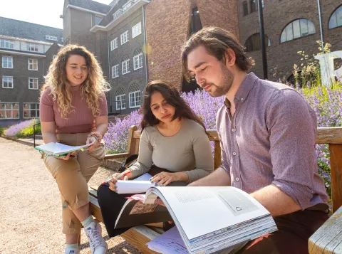 Studenten zijn buiten aan het studeren op de campus van de Radboud Universiteit