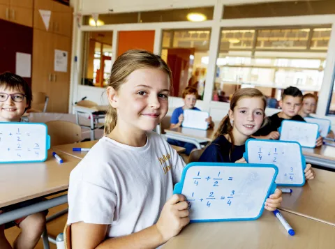 Een klas met scholieren.