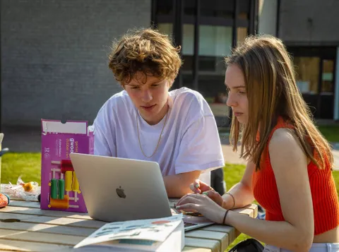 Studenten werken laptop