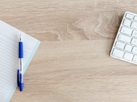 Bureau met toetsenbord, pen en papier