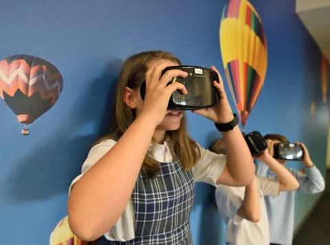 Kinderen kijken door VR bril